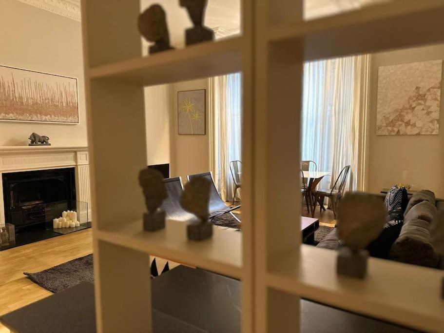 Stunning 2 Bed/2Bath Flat In Heart Of Kensington Lejlighed London Eksteriør billede