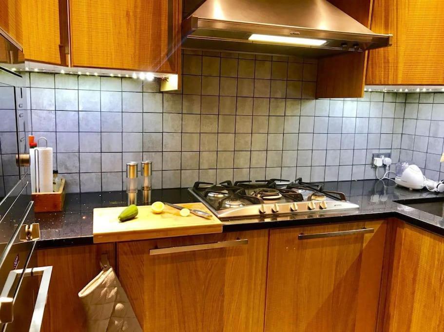 Stunning 2 Bed/2Bath Flat In Heart Of Kensington Lejlighed London Eksteriør billede
