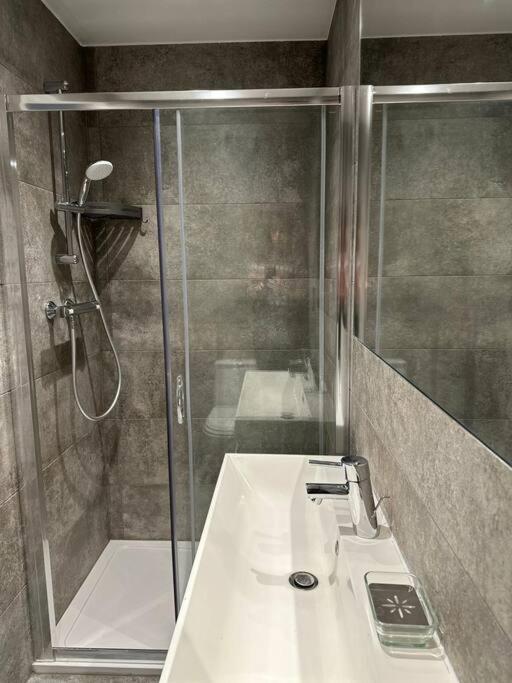 Stunning 2 Bed/2Bath Flat In Heart Of Kensington Lejlighed London Eksteriør billede